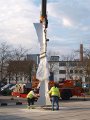 Aufstellen der Stahlskulptur "Dreikant-Pfeiler" von Roland Phleps vor dem Hallenbad in Nürtingen