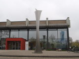 Stahlskulptur "Dreikant-Pfeiler" von Roland Phleps vor dem Hallenbad in Nürtingen
