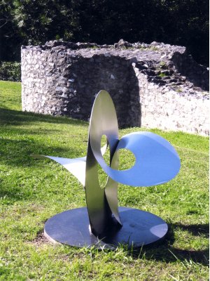 Burg Sponeck in Jechtingen am Kaiserstuhl: Stahlskulptur "Kyklopteros 1" von Roland Phleps