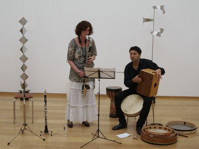 Murat Coşkun, Percussion und Annette Maye, Bassklarinette, in der Skulpturenhalle in Freiburg