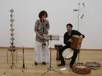 Murat Coşkun, Percussion und Annette Maye, Klarinette, in der Skulpturenhalle in Freiburg