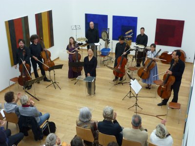 Das Philharmonische Cello-Ensemble Freiburg beim Konzert in der Skulpturenhalle der Stiftung für Konkrete Kunst Roland Phleps, Freiburg