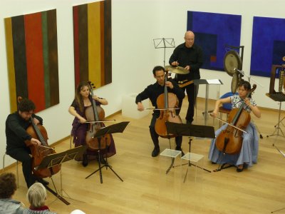 Mitglieder des Philharmonischen Cello-Ensembles Freiburg beim Konzert in der Skulpturenhalle der Stiftung für Konkrete Kunst Roland Phleps, Freiburg