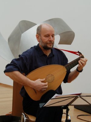 Rainer Luckhardt, Laute, bei der Sonntagsmatinée am 03.04.2011 in der Skulpturenhalle in Freiburg