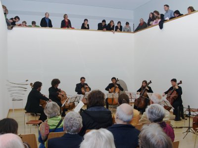Mitglieder des Philharmonischen Cello-Ensembles Freiburg beim Konzert in der Skulpturenhalle der Stiftung für Konkrete Kunst Roland Phleps in Freiburg
