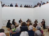 Mitglieder des Philharmonischen Cello-Ensembles Freiburg beim Konzert in der Skulpturenhalle der Stiftung für Konkrete Kunst Roland Phleps in Freiburg