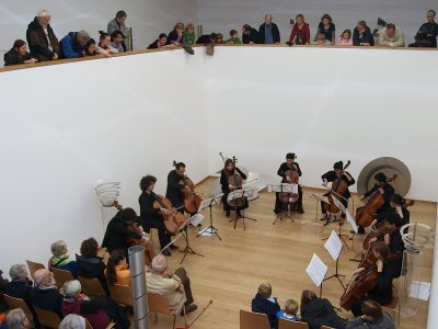 Das Philharmonische Cello-Ensemble Freiburg beim Konzert in der Skulpturenhalle der Stiftung für Konkrete Kunst Roland Phleps in Freiburg