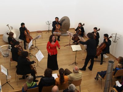 Susana Schnell, Sopran, und das Philharmonische Cello-Ensemble Freiburg beim Konzert in der Skulpturenhalle der Stiftung für Konkrete Kunst Roland Phleps in Freiburg