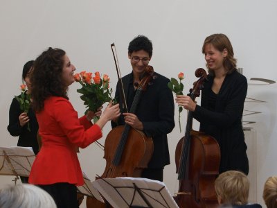 Susana Schnell, Sopran, bedankt sich beim Philharmonischen Cello-Ensemble Freiburg