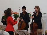Susana Schnell, Sopran, bedankt sich beim Philharmonischen Cello-Ensemble Freiburg