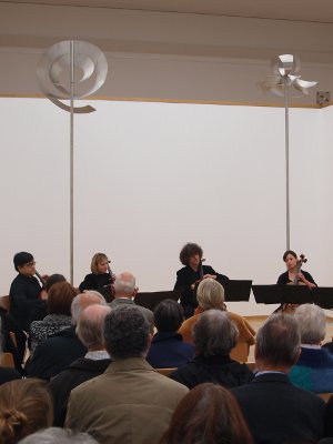 Mitglieder des Freiburger Cello-Ensembles beim Konzert in der Skulpturenhalle der Stiftung für Konkrete Kunst Roland Phleps in Freiburg