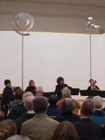 Mitglieder des Cello-Ensembles Freiburg beim Konzert in der Skulpturenhalle der Stiftung für Konkrete Kunst Roland Phleps in Freiburg