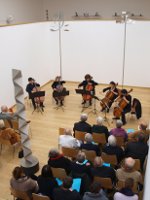 Das Freiburger Cello-Ensemble beim Konzert in der Skulpturenhalle der Stiftung für Konkrete Kunst Roland Phleps in Freiburg
