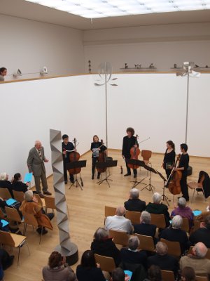R. Phleps dankt den Mitgliedern des Freiburger Cello-Ensembles für das Konzert