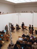 R. Phleps dankt den Mitgliedern des Freiburger Cello-Ensembles für das Konzert