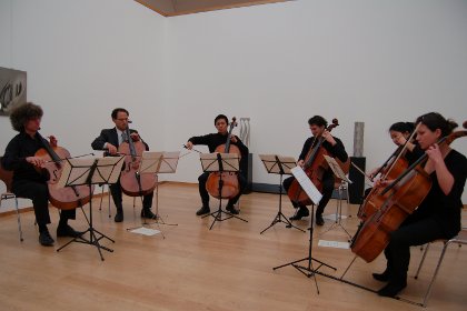 Das Freiburger Cello-Ensemble unter der Leitung von Walter-Michael Vollhardt