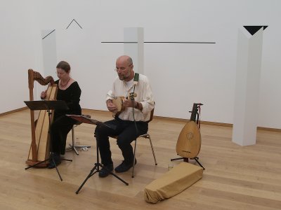 S. Schaible, Sopran und Harfe, sowie R. Luckhardt, Gitarre, in der Skulpturenhalle in Freiburg