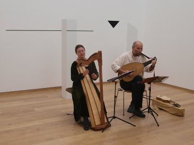 S. Schaible, Sopran und Harfe, sowie R. Luckhardt, Laute, in der Skulpturenhalle in Freiburg