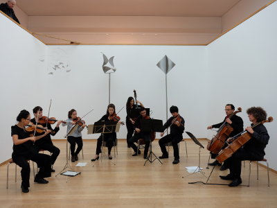 Philharmonische Streicher Freiburg unter der Leitung von Walter-Michael Vollhardt beim Matinée-Konzert in der Skulpturenhalle