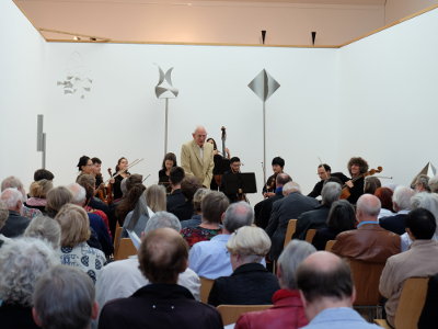 Roland Phleps begrüßt Musiker und Zuhörer des Konzerts der Philharmonischen Streicher Freiburg unter der Leitung von Walter-Michael Vollhardt in der Skulpturenhalle