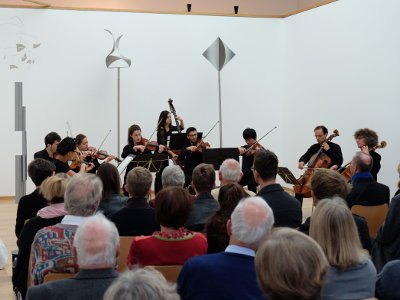 Philharmonische Streicher Freiburg unter der Leitung von Walter-Michael Vollhardt beim Matinée-Konzert in der Skulpturenhalle