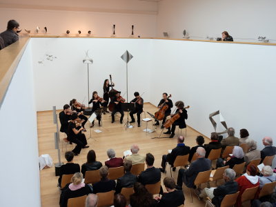Philharmonische Streicher Freiburg unter der Leitung von Walter-Michael Vollhardt beim Matinée-Konzert in der Skulpturenhalle