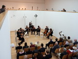 Philharmonische Streicher Freiburg unter der Leitung von Walter-Michael Vollhardt beim Matinée-Konzert in der Skulpturenhalle