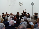 Philharmonische Streicher Freiburg unter der Leitung von Walter-Michael Vollhardt beim Matinée-Konzert in der Skulpturenhalle