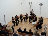 Philharmonische Streicher Freiburg unter der Leitung von Walter-Michael Vollhardt beim Matinée-Konzert in der Skulpturenhalle