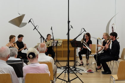 Das Bläsersextett der Holst-Sinfonietta beim Konzert am 14.07.2018 in der Skulpturenhalle der Stiftung für Konkrete Kunst Roland Phleps in Freiburg
