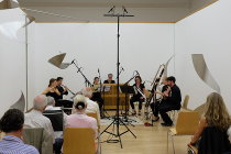 Das Bläsersextett der Holst-Sinfonietta und Klaus Simon beim Konzert am 14.07.2018 in der Skulpturenhalle der Stiftung für Konkrete Kunst Roland Phleps in Freiburg