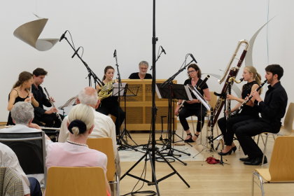 Das Bläsersextett der Holst-Sinfonietta und Klaus Simon beim Konzert am 14.07.2018 in der Skulpturenhalle der Stiftung für Konkrete Kunst Roland Phleps in Freiburg