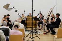 Das Bläsersextett der Holst-Sinfonietta und Klaus Simon beim Konzert am 14.07.2018 in der Skulpturenhalle der Stiftung für Konkrete Kunst Roland Phleps in Freiburg