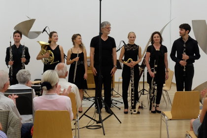 Das Bläsersextett der Holst-Sinfonietta und Klaus Simon beim Konzert am 14.07.2018 in der Skulpturenhalle der Stiftung für Konkrete Kunst Roland Phleps in Freiburg