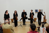 S. K. Thornhill, Sopran und das Holst-Quartett beim Konzert am 13.05.2018 in der Skulpturenhalle der Stiftung für Konkrete Kunst Roland Phleps in Freiburg