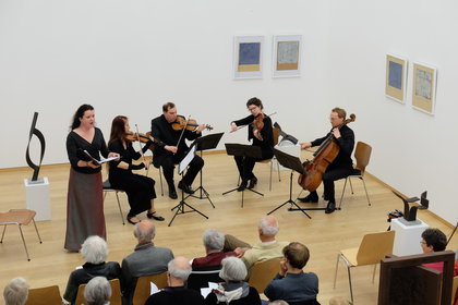 S. K. Thornhill, Sopran und das Holst-Quartett beim Konzert am 13.05.2018 in der Skulpturenhalle der Stiftung für Konkrete Kunst Roland Phleps in Freiburg