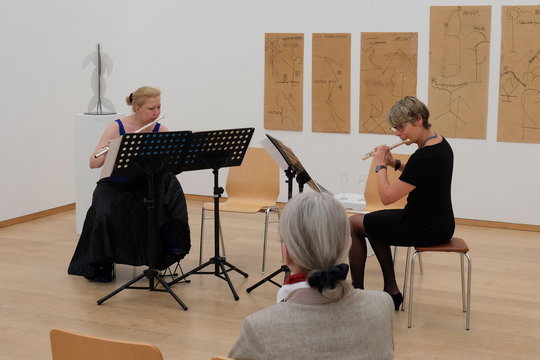 Das Duo Contravers beim Konzert in der Skulpturenhalle der Stiftung