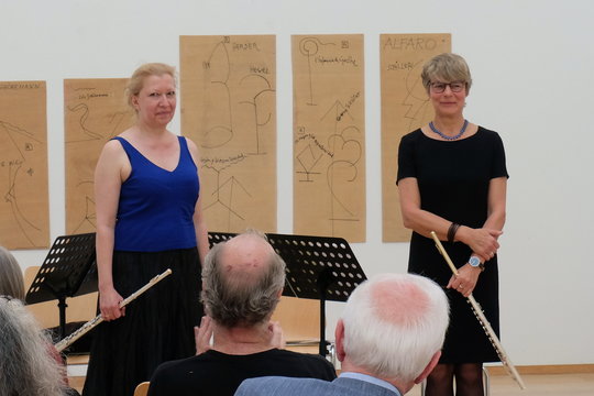 Das Duo Contravers beim Konzert in der Skulpturenhalle der Stiftung
