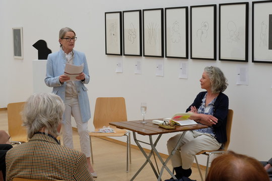 Frau Dr. Rönn-Kollmann, Vorsitzende des Stiftungsvorstands, begrüßt Bettina Wohlfarth und das Publikum der Lesung