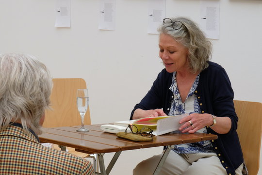 B. Wohlfarth liest in der Skulpturenhalle der Stiftung aus ihrem Roman "Wagfalls Erbe"
