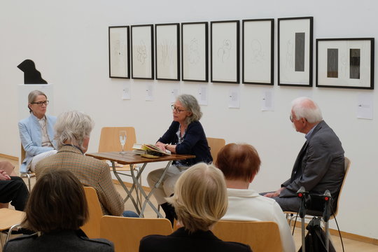 B. Wohlfarth liest in der Skulpturenhalle der Stiftung aus ihrem Roman "Wagfalls Erbe"