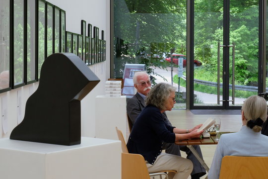 B. Wohlfarth liest in der Skulpturenhalle der Stiftung aus ihrem Roman "Wagfalls Erbe"
