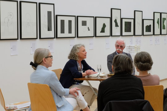 B. Wohlfarth liest in der Skulpturenhalle der Stiftung aus ihrem Roman "Wagfalls Erbe"