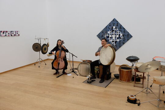 Cellistin und Perkussionist beim Konzert