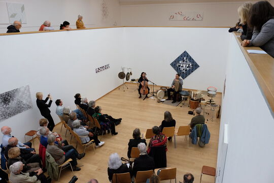 Cellistin und Perkussionist beim Konzert