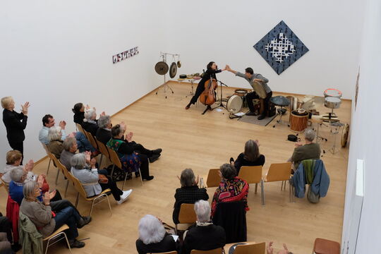 Cellistin und Perkussionist beim Konzert