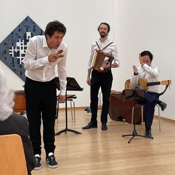 Musiker beim Konzert "Jodel Goes South" in der Skulpturenhalle der Stiftung