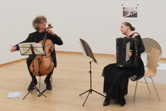 Cellist und Akkordeonistin während des Konzerts